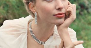 A RIBBON OF LIGHT, VAN CLEEF & ARPELS ENSHRINES THE BOUCLE SOLITAIRE